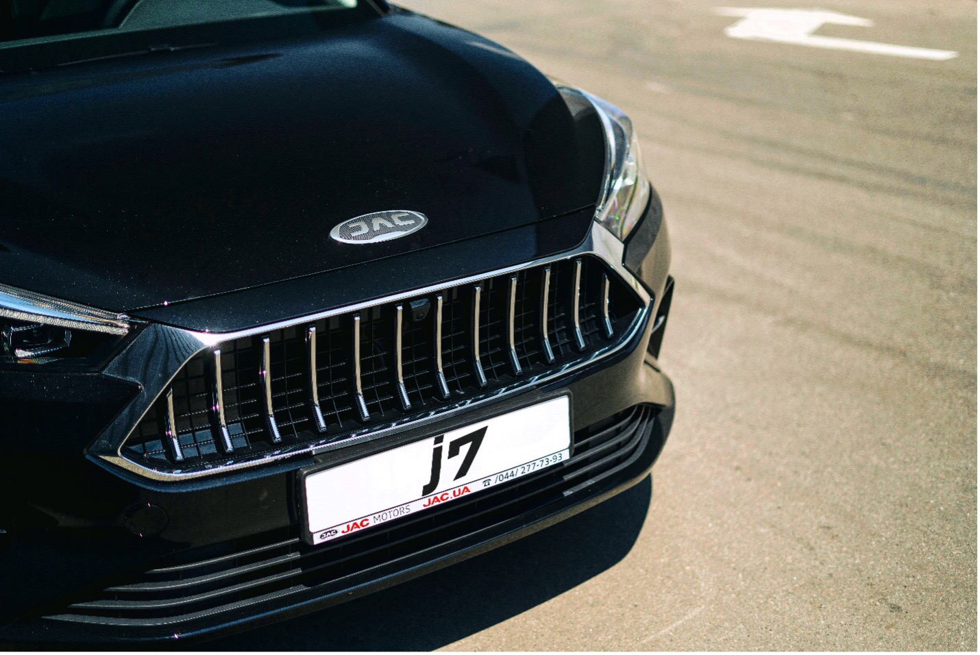 решітка радіатора з вертикальним розміщенням хромованих елементів