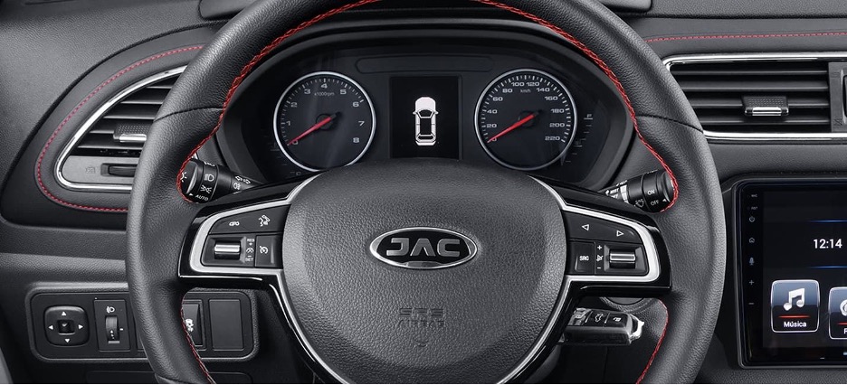 Кермо має добре знайомі кнопки керування